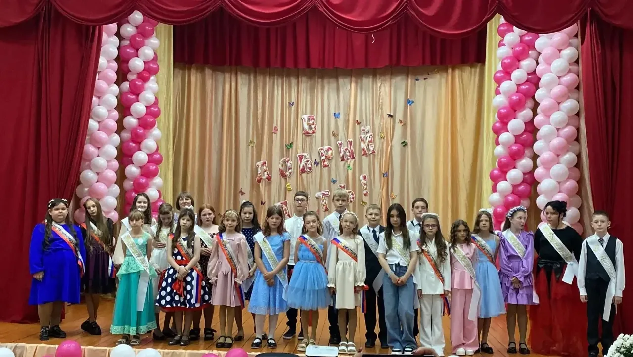 🎓 Перевернута первая важная страница: наш 4 класс - выпускники!

30 мая в нашей школе прошёл особен