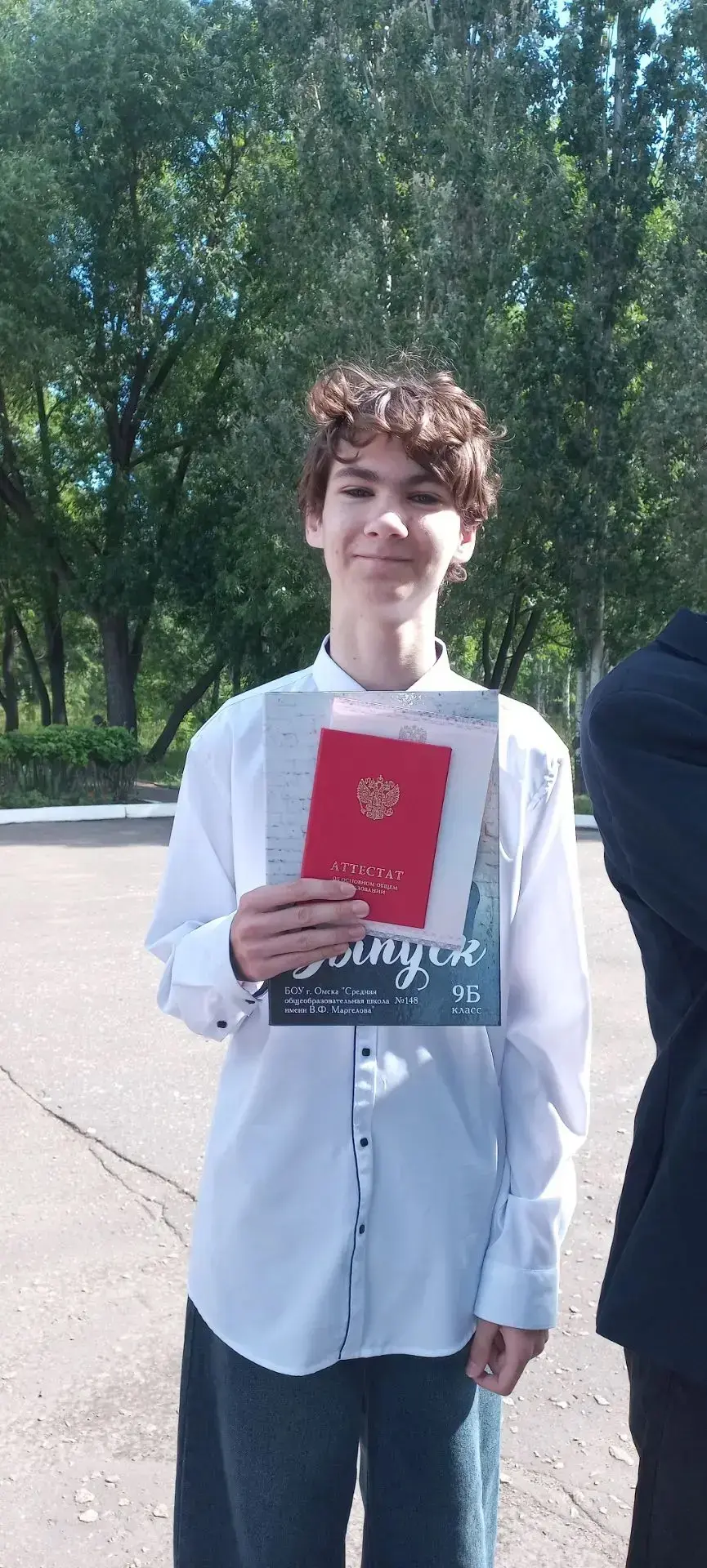 Сегодня в нашей школе прошла  торжественная линейка - ученикам 9-х классов были вручены аттестаты, с