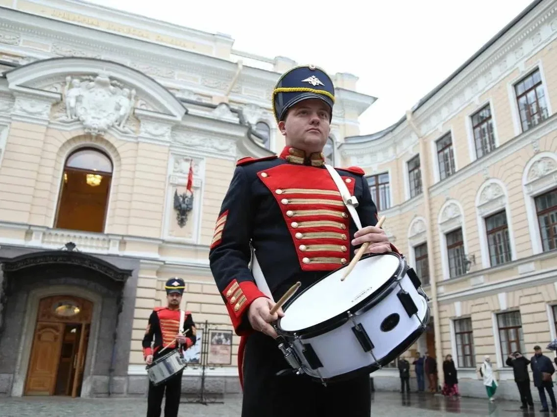 🎺 Окно распахнётся ровно в полдень — каждое воскресенье во дворе Капеллы

Бесплатные мини-концерты 
