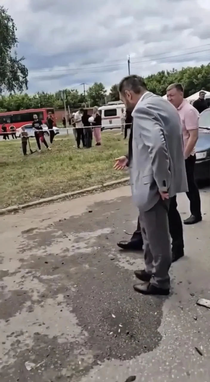 Кадры с места ЧП в Нижнекамске, где БПЛА попал в жилой дом
 
Дом, поврежденный при атаке, посетил пр