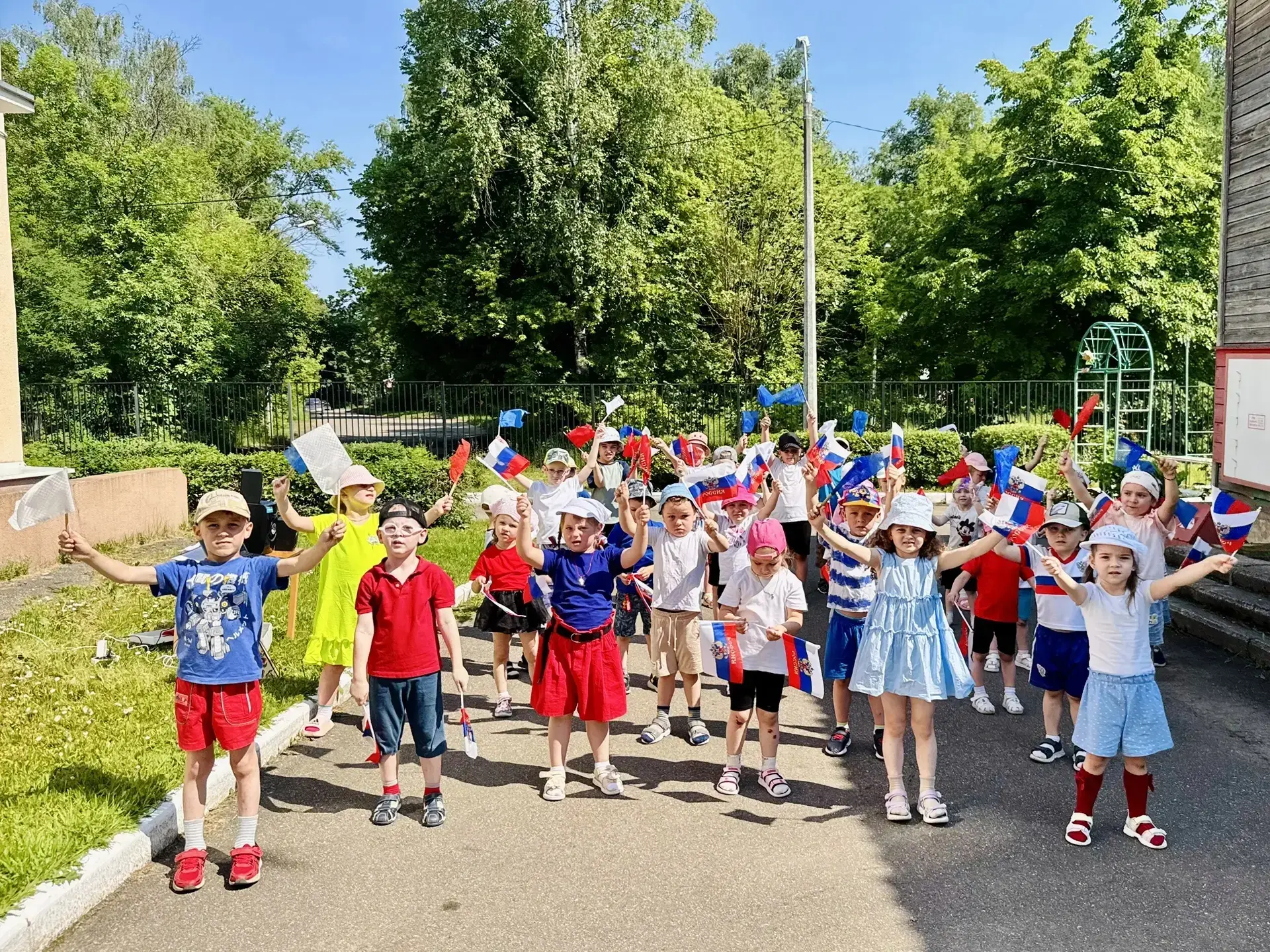 Во всех дошкольных отделениях МОУ ЦД "ЖЕМЧУЖИНКА" прошли яркие мероприятия, посвященные Дню России!
