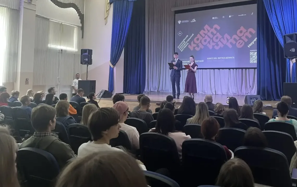 Студенты-юристы и студенты-специалисты по техническому обслуживанию и ремонту автотранс...