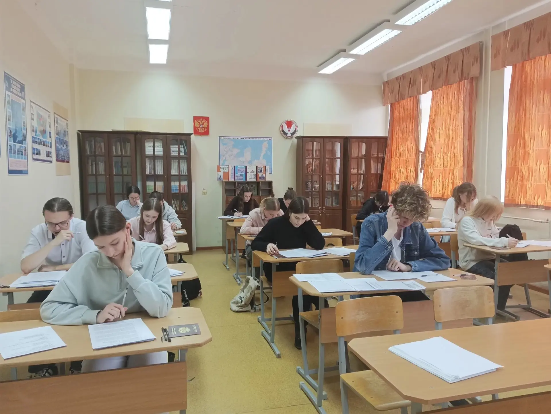 Школьники проверили себя на пробном ЕГЭ по английскому языку в ГИПУ✍