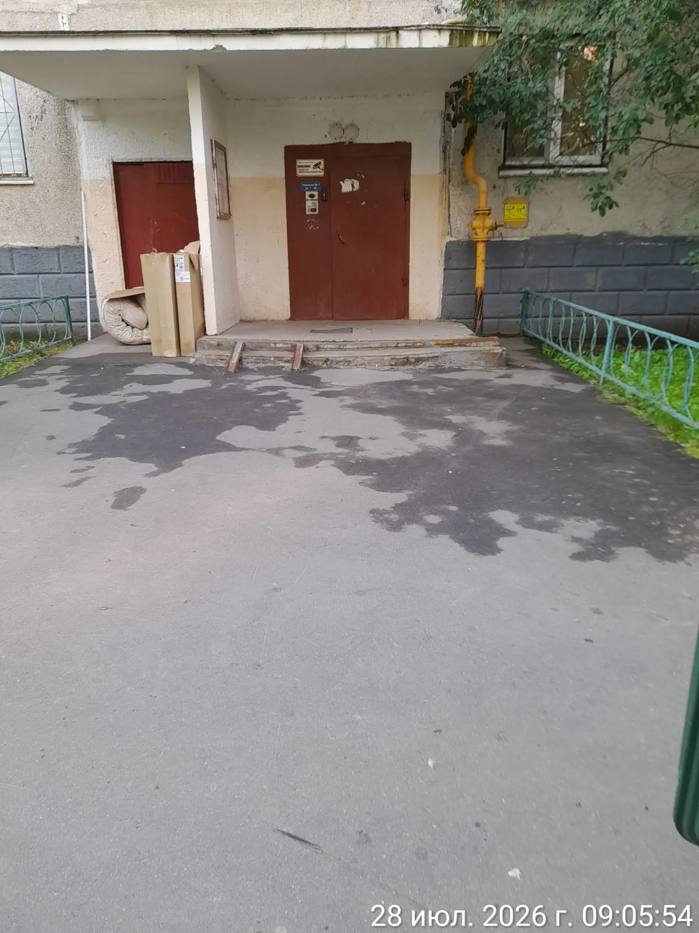 Выполняется ежедневная уборка территории по адресу улица Заречная дом 23.