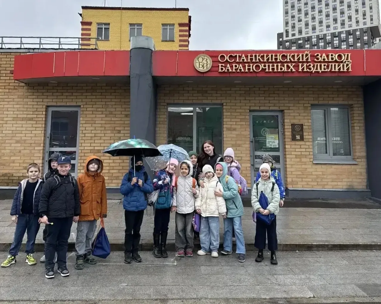🥨 Хрустящее путешествие!  🏭2 «Г» класс отправился на самую «вкусную» экскурсию — на Останкинский зав
