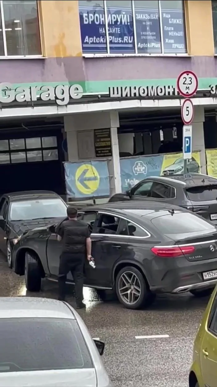 В Самаре заметили пьяного мужчину с пистолетом на улице Солнечной, 24Б около магазина "...