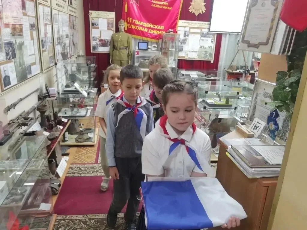 «Россия — священная наша держава, Россия — любимая наша страна. Могучая воля, великая слава — Твоё д