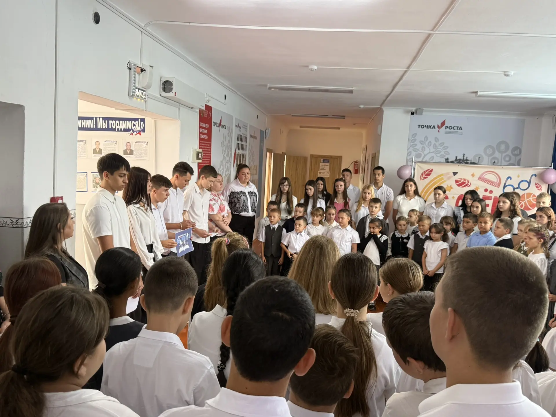 🎓Учебная неделя началась с традиционного поднятия флага и исполнения гимна🇷🇺