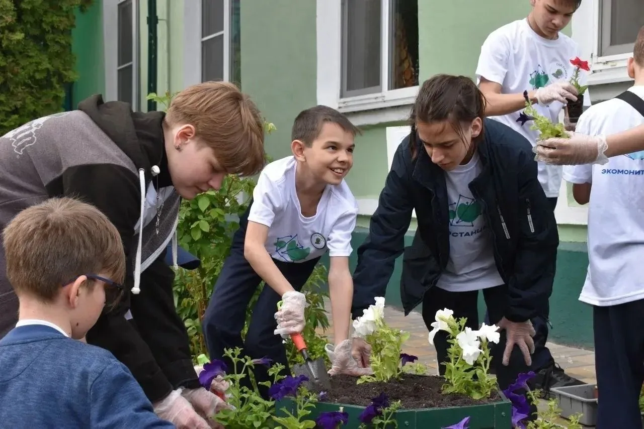 🌱Сезон полевых работ в ботаническом саду "ЭкоМира" открыт  Вместе с педагогами Центра «Приоритет» ре