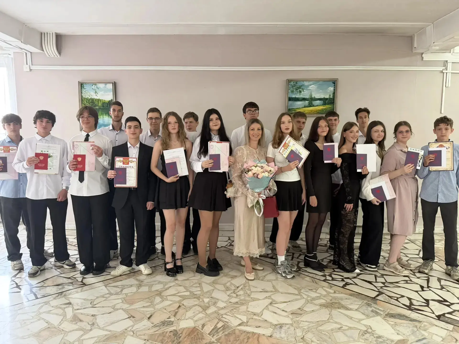 🎓 В добрый путь, девятиклассники!

Сегодня в школе мы провожали во взрослую жизнь наших девятикласс