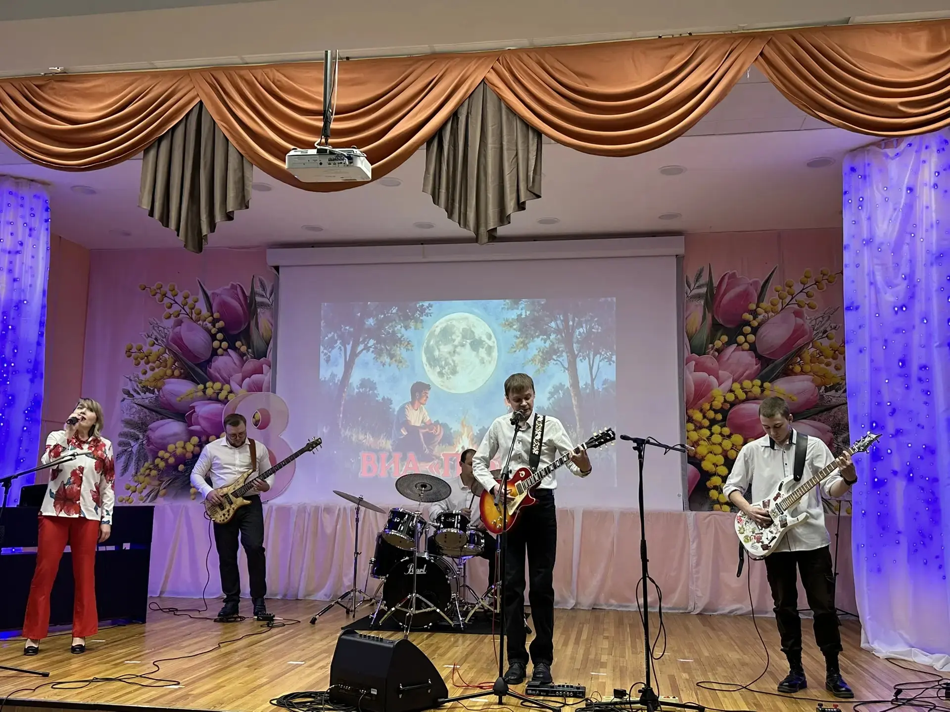🌸 В преддверии 8 Марта в нашей школе состоялся праздничный концерт «Поверь в мечту»! 🌸 На сцене звуч