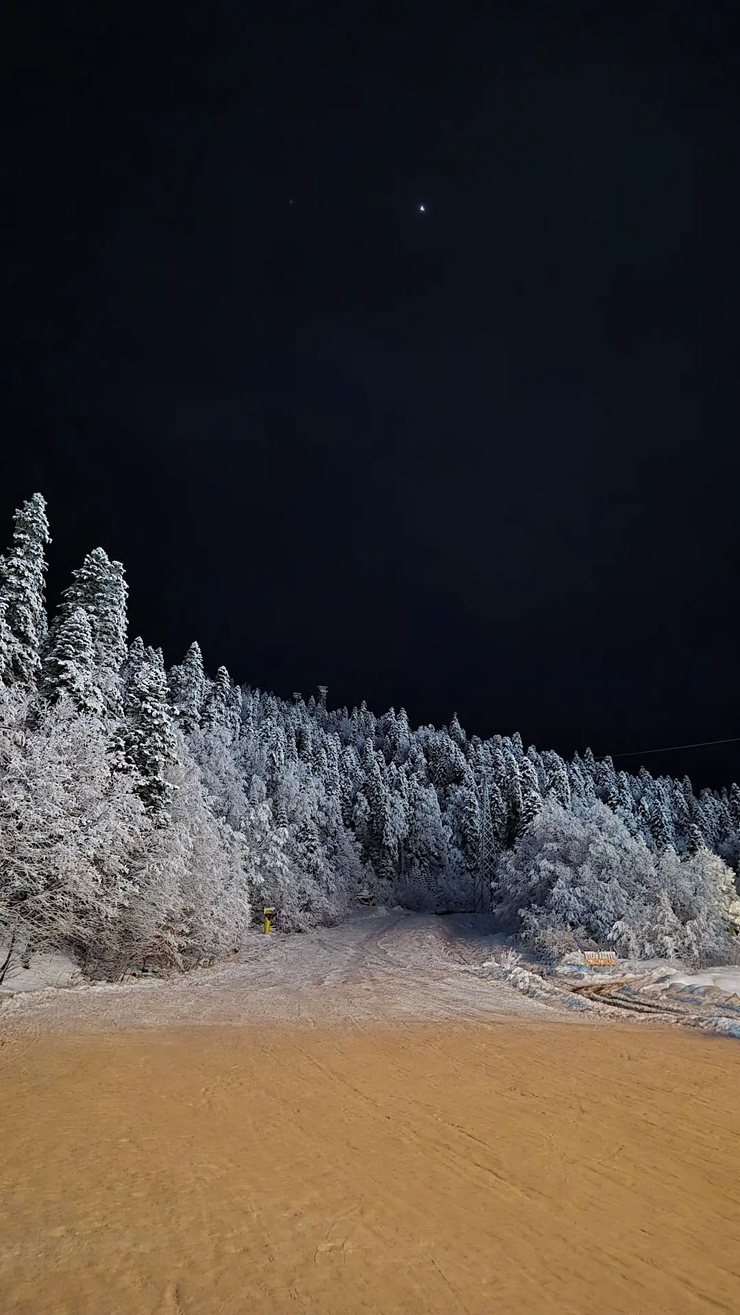 😍 Ночной снежный Домбай. Доброй ночи, Друзья!  📸 Фото: BRUSNIKA TRAVEL  • Наша группа ВК • Наш канал