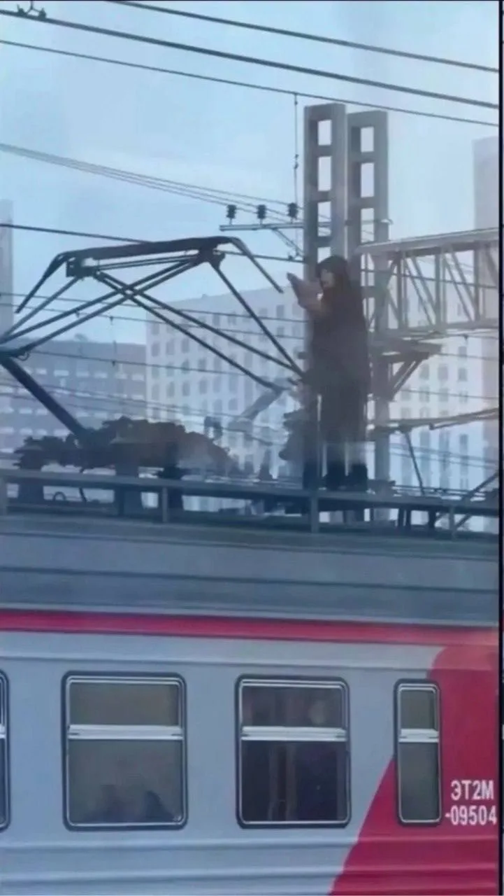На станции Лихоборы подросток забрался на крышу электрички, чтобы поэкспериментировать ...
