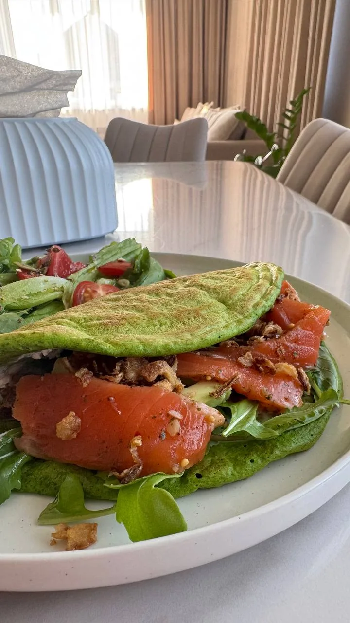 Нутовая тортилья со шпинатом 🥬

~ 1 яйцо
~ 60 гр. шпината
~ 40 гр. нутовой муки
~ 1/2 ч.л. разрыхли