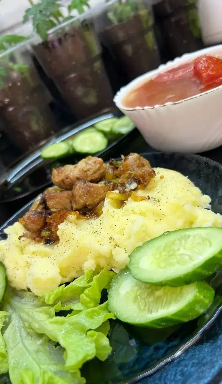 Мясо «По-кремлевски»  Ингредиенты:  ﻿✔️1300 гр. мяса ﻿✔️50 мл. воды ✔️1 ч. л. сахара ﻿✔️0,5 ч. л. со