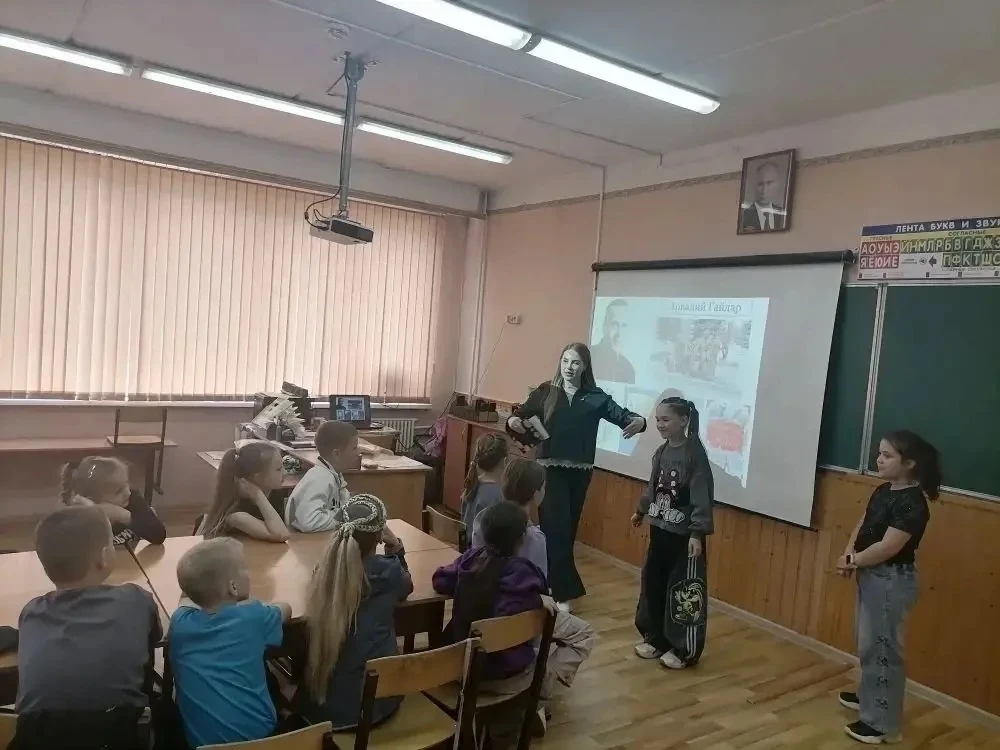 4 июня в школьном оздоровительном лагере "Светлячок" посвятили великому и могучему - Дн...