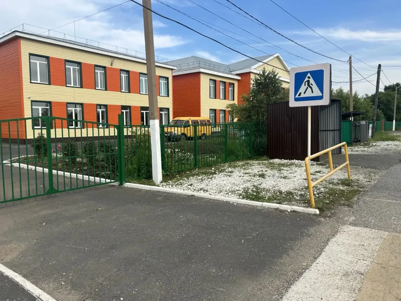 Вчера ученики на отработке провели субботник на прилегающей к школе территории. Благодаря завхозу Аб