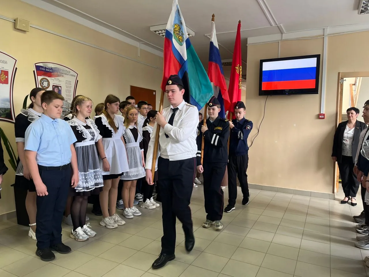 🇷🇺 Еженедельная линейка, посвященная началу новой учебной недели 🇷🇺  🎈День детских общественных орга