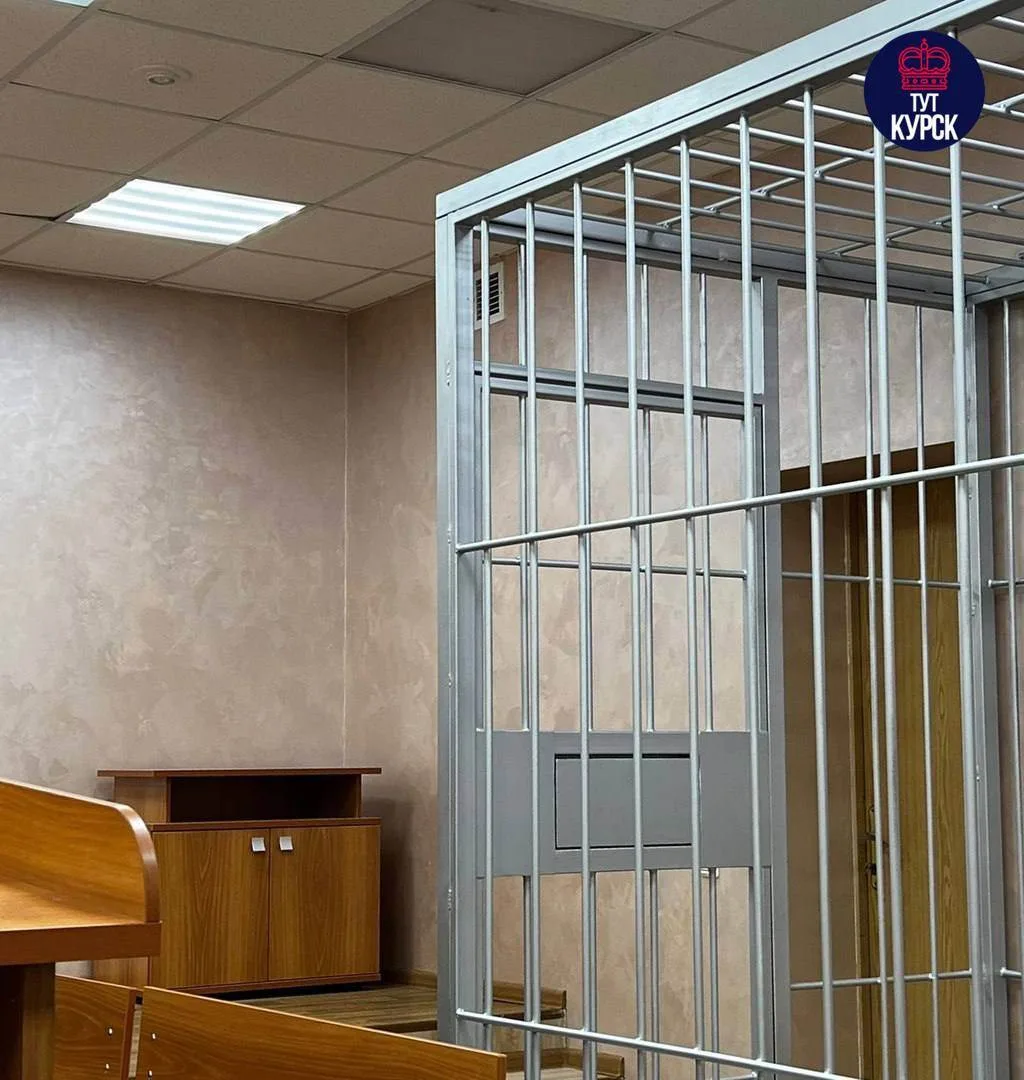 ⚠️На Плевицкой автомобиль вылетела на тротуар и буквально снёс лавку.