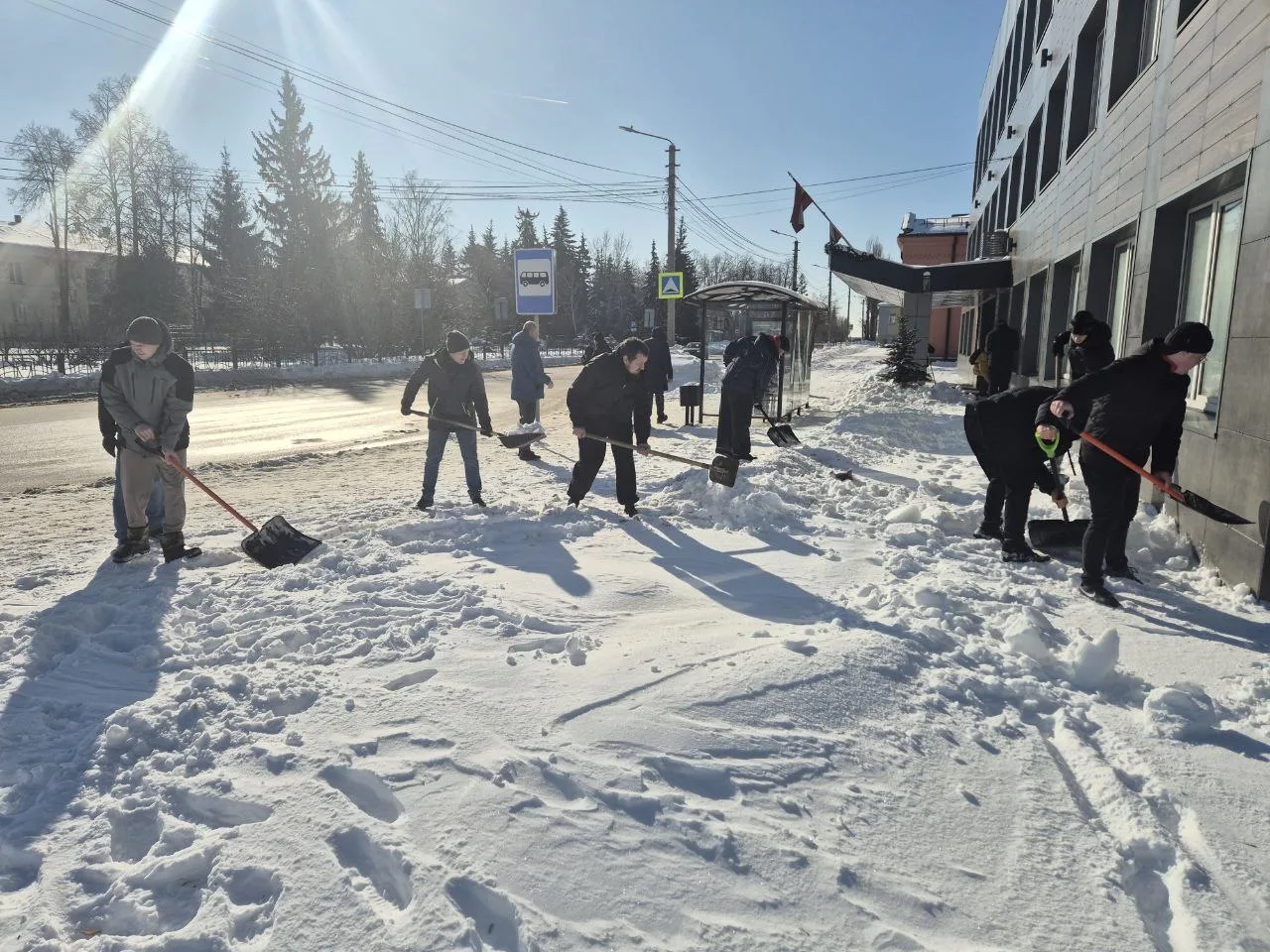 ❄️ Сегодня в Академии госслужбы прошёл субботник по уборке снега.

🧑‍🎓 Студенты и преподаватели Ку