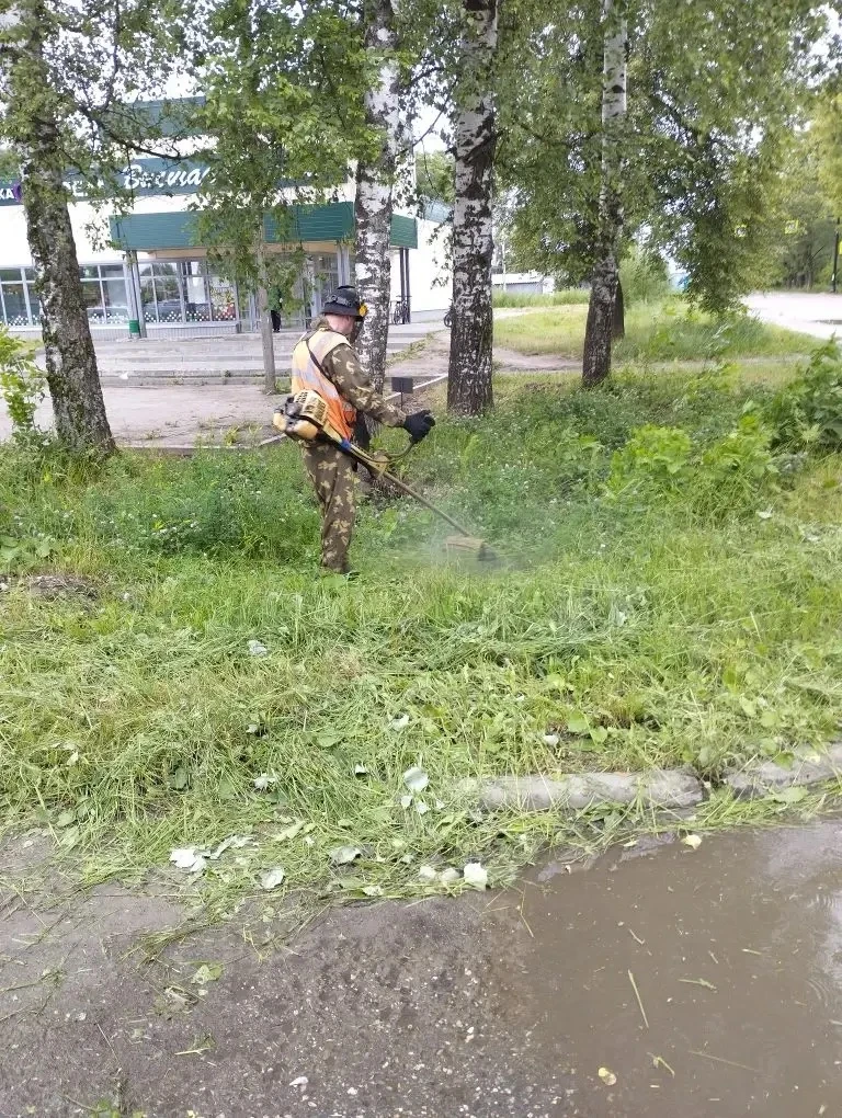 МБУ «Приволжское МПО ЖКХ» ведёт окос травы на общественных территориях города. Работы выполняются ка