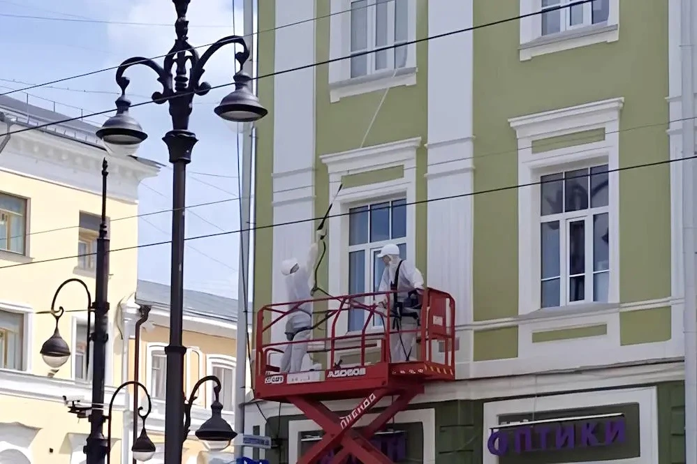 В центре Перми начали мыть фасады зданий после зимы