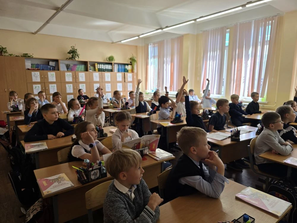 ✨ В 1 «А» классе прошло увлекательное занятие с Светланой Игоревной! 📚 Ребята познакомились с истори