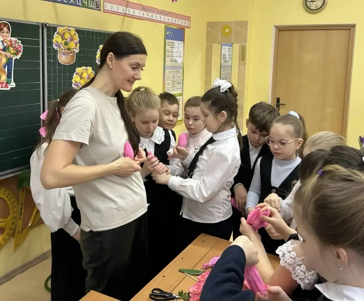 Мастер‑класс: тюльпаны с сюрпризом! 🎉  Во 2б классе царила атмосфера творчества и радости: Авдеева О