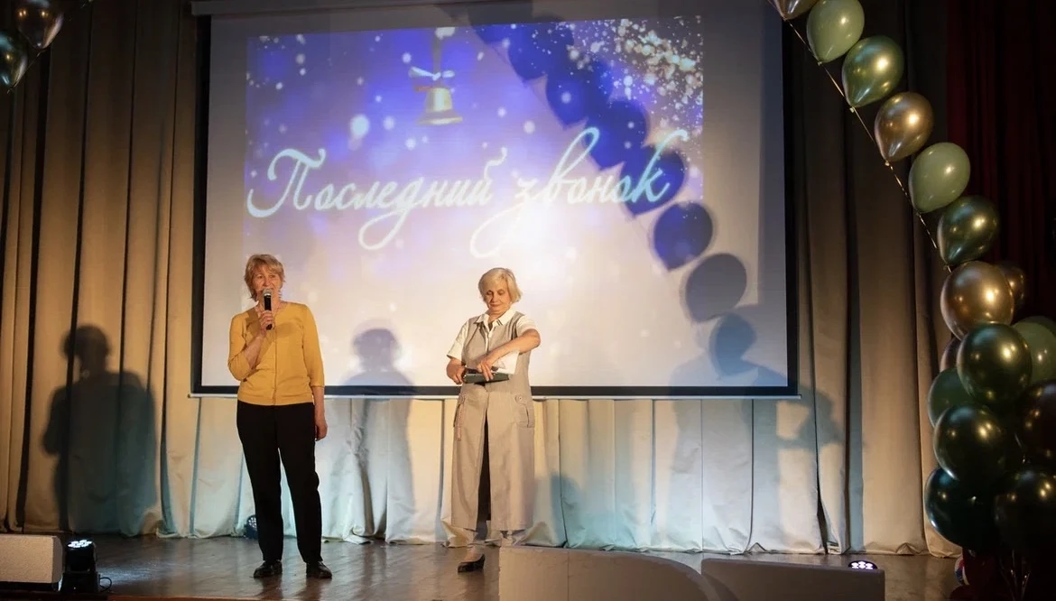 Вот и отзвенел последний звонок в начальной школе!  Четыре года пролетели как одно мгновение. Ребят 