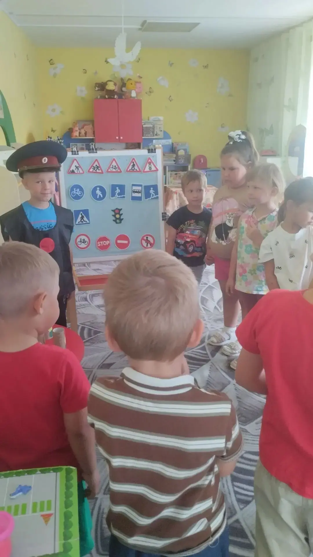Международный день светофора отмечается 5 августа. В  группе "Солнышко" прошёл тематиче...