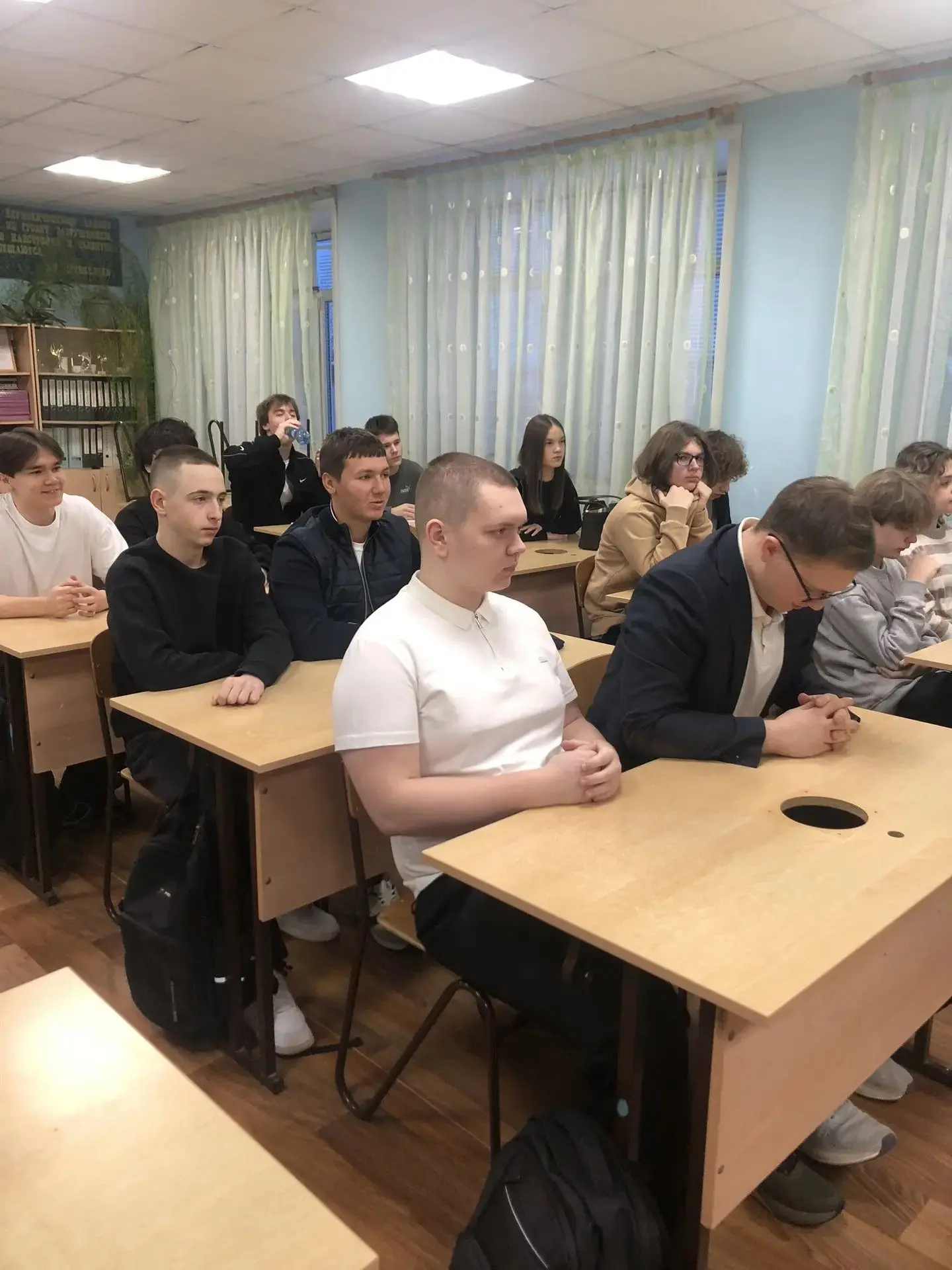 В 10 классе (классный руководитель: Карпова М.А.) прошла беседа на тему «Ценность жизни...