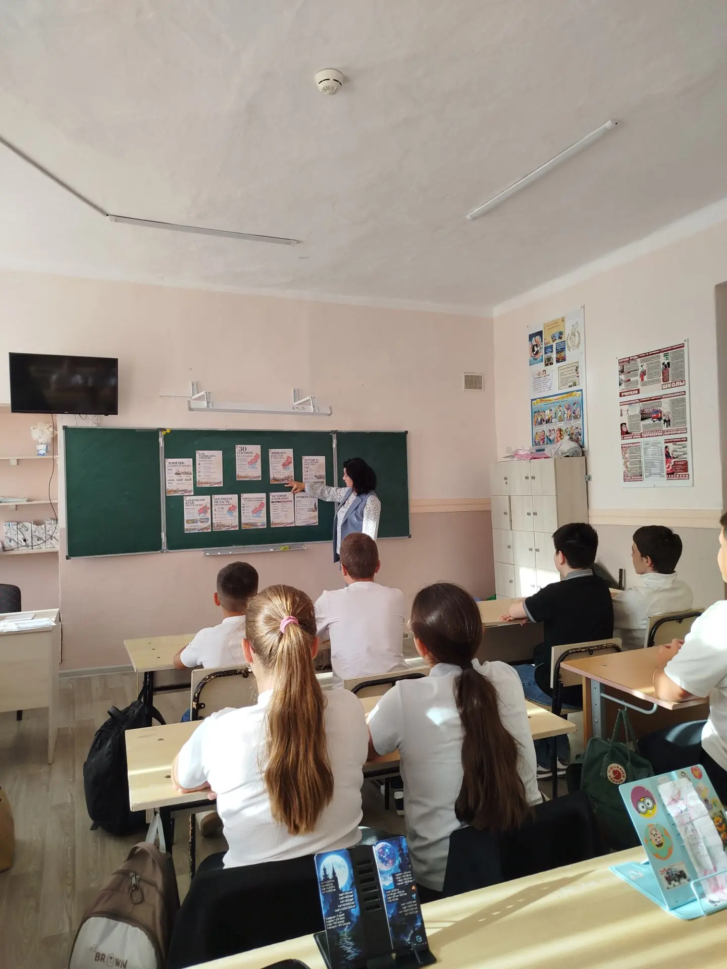 В 7-Б классе педагог- библиотекарь Манукян Е. Д. провела информационный час "Одна стран...