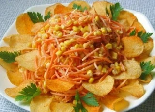 "КОРЕЙСКАЯ КУРИЦА" #салат 

Ингредиенты:
 Куриное филе - 2 шт
 Капуста свежая - 300 гр.
 Морковь - 2