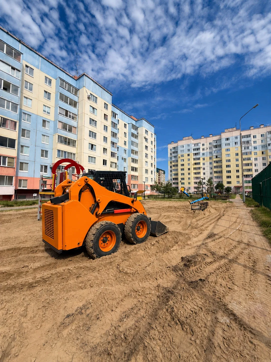 ОБНОВЛЕНИЕ ПЕСКА🏖️

Во дворах продолжается обновление песка на детских площадках. УК «ЮганскСевер» 