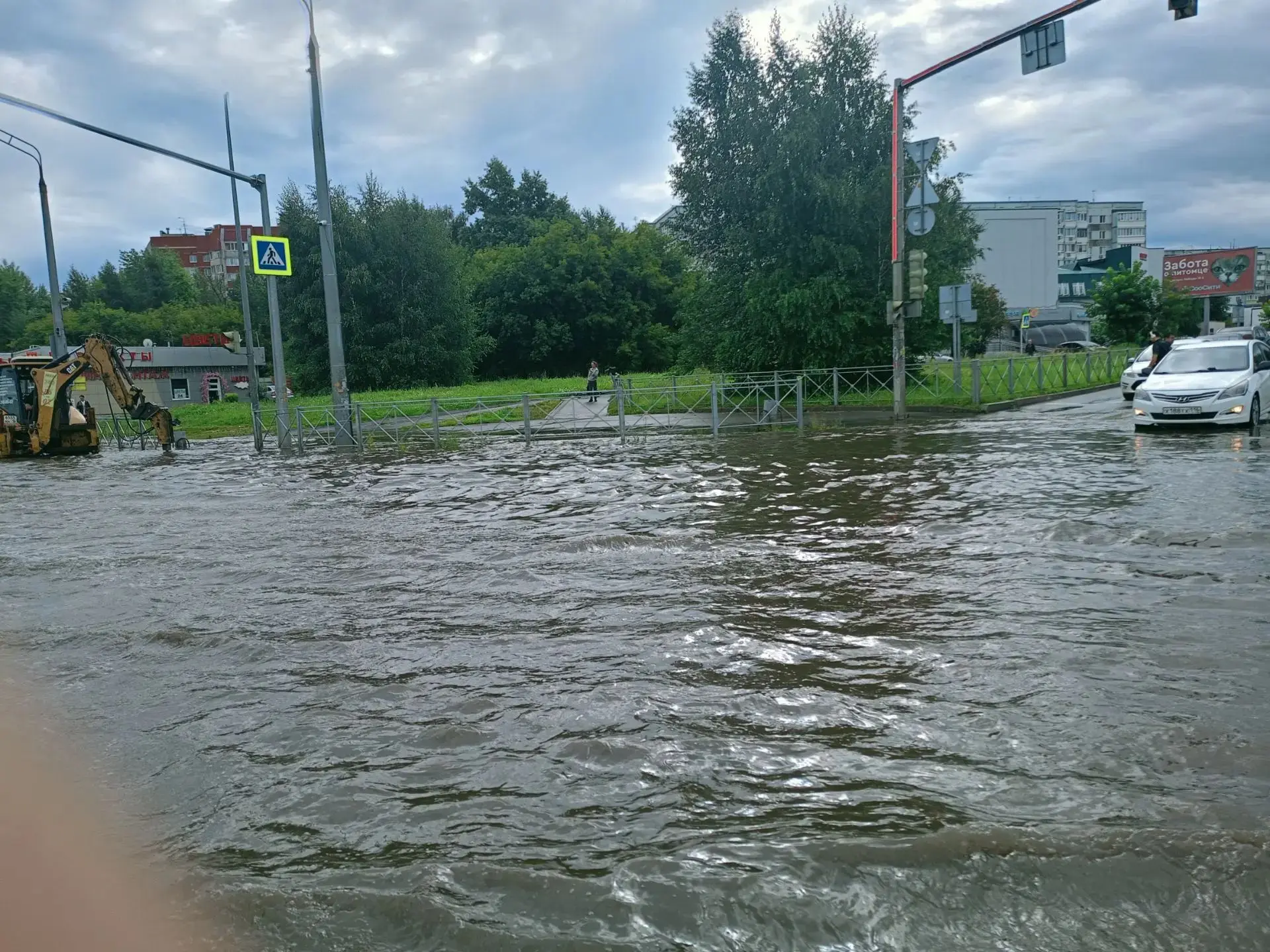 Казан урамнары йөзә. 🌧⛈☔
Имәнлек урамнары киселешендә менә шундый манзара. 

📸 Рәсимә Галиева хәбә