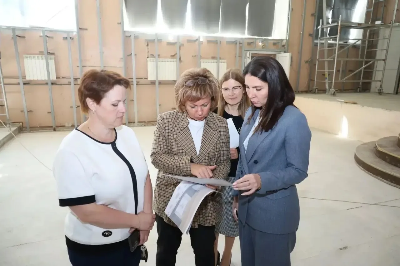 Министр образования и науки Диана Кузнецова с рабочим визитом посетила Полярные Зори, где ознакомила