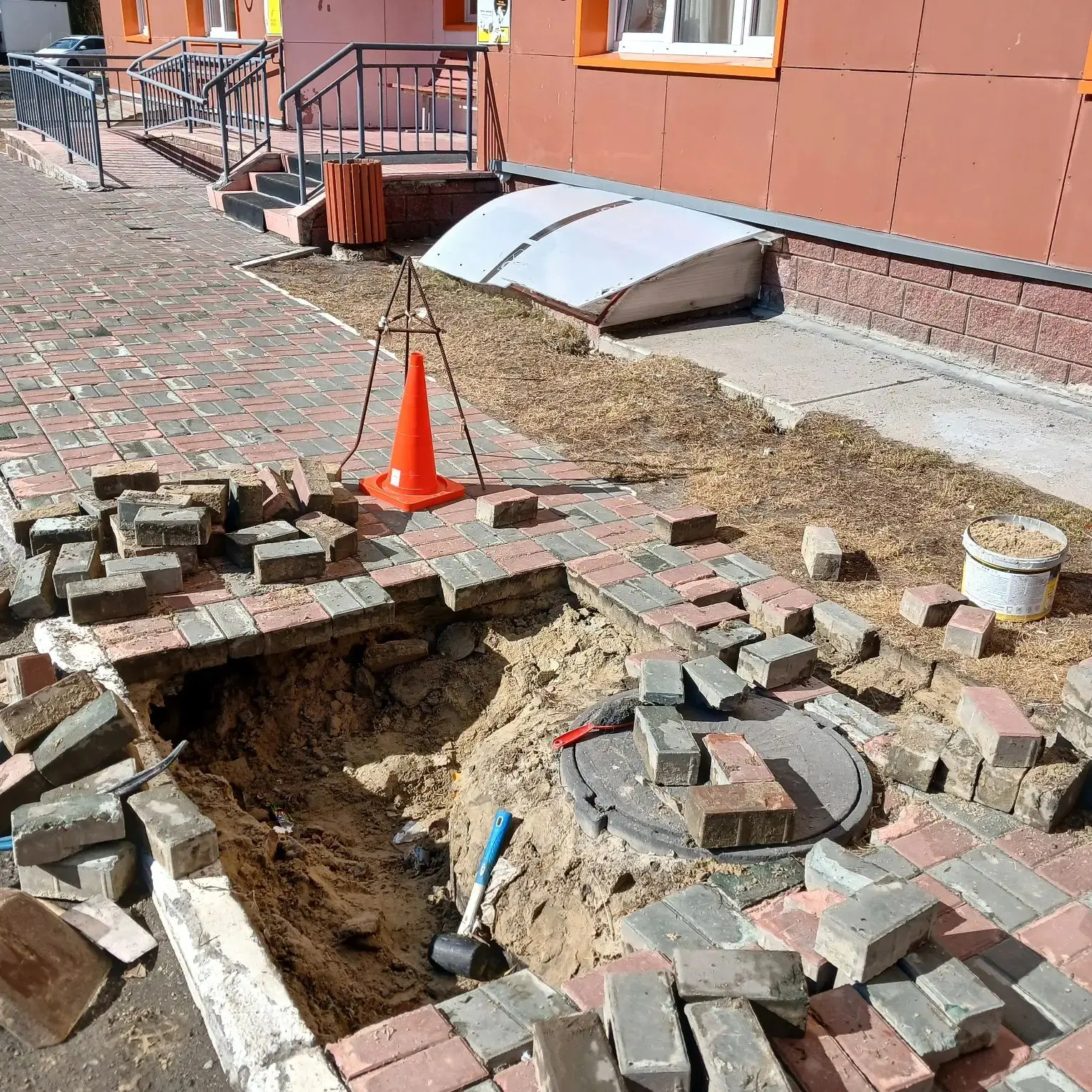 🛠️ Восстановление брусчатки во дворе жилого дома завершено!