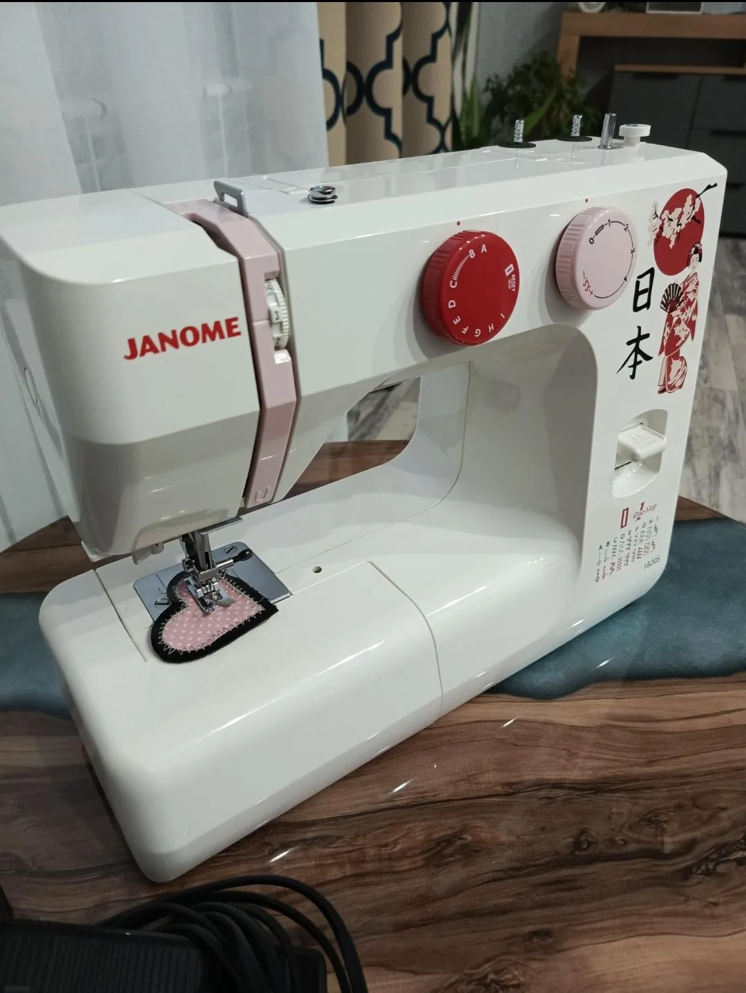 Продаю швейную машинку, 10 тыс, без торга.