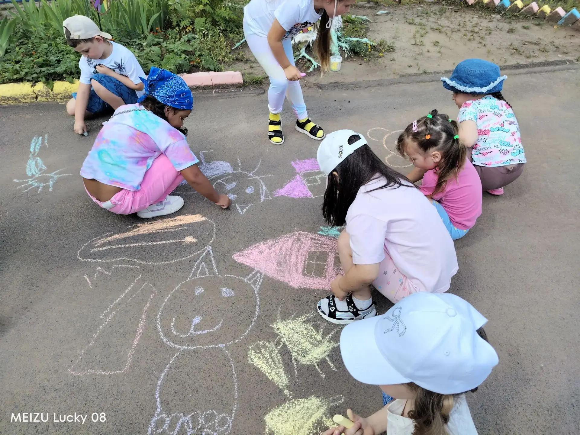 ✅Сегодня, во Всемирный день рисования на асфальте, наш детский сад превратился в настоящую картинную