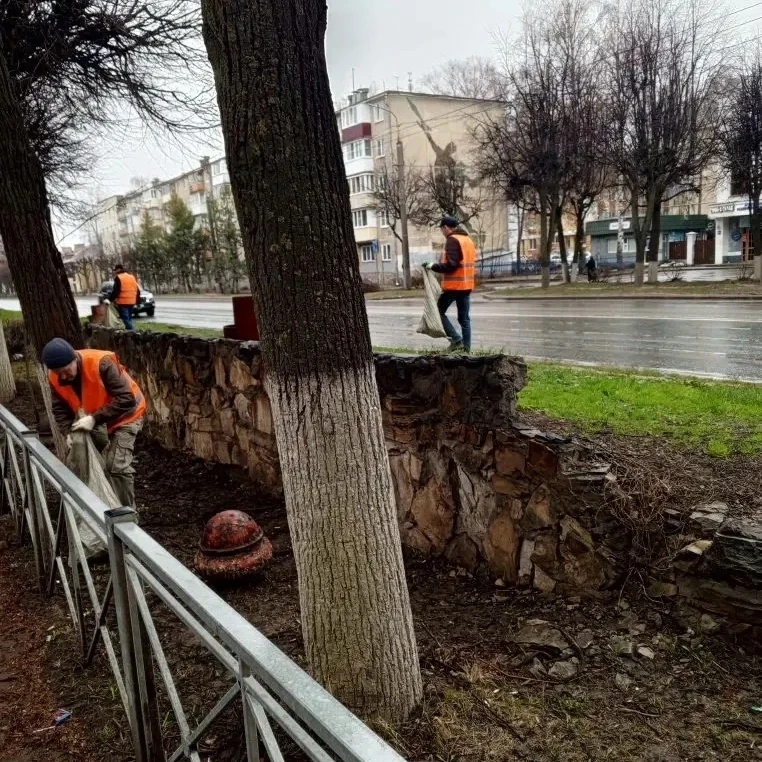 🌧️ Вы думаете, помощники города испугались утреннего дождя и не вышли на субботник? А вот и нет! 🌧️ 