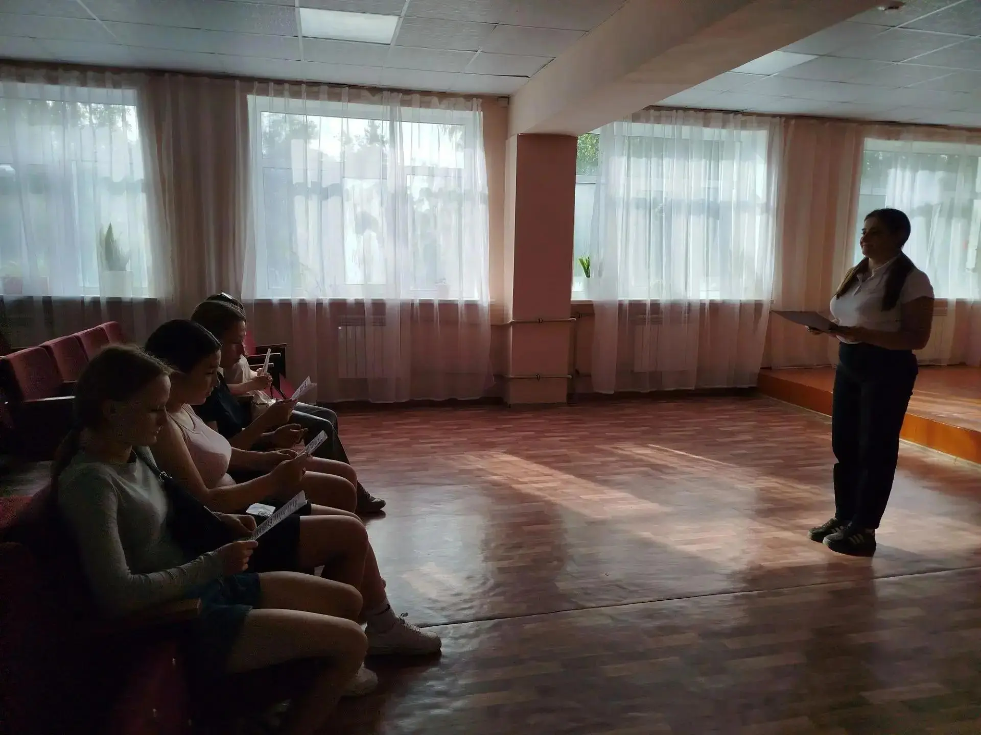 В Октябрьском сельском доме культуры прошел тематический час «Терроризму скажем нет!».