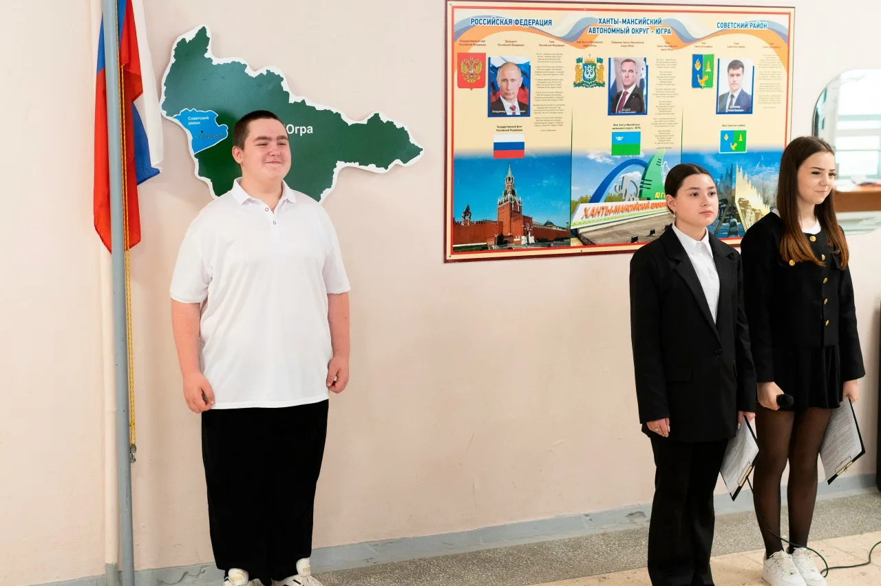 🇷🇺Мы - граждане России  📍25 мая 8 гимназистов получили свои первые паспорта из рук главы г.п. Советс
