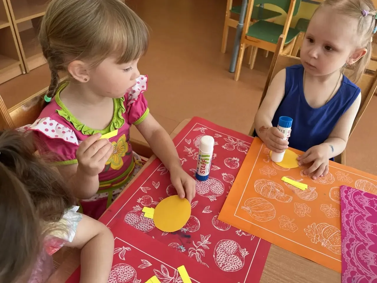 ☀️ В группе «Весёлые крабики» ребята мастерили яркие солнышки.

Дети с интересом приклеивали лучики,