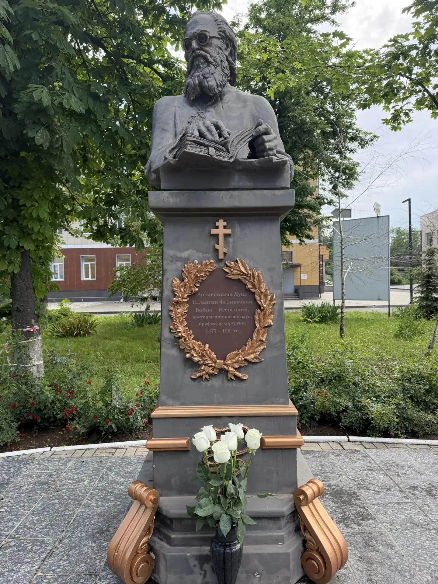 11 июня, в день памяти святого Луки, у памятника, установленного на территории ГБУ ДНР ...