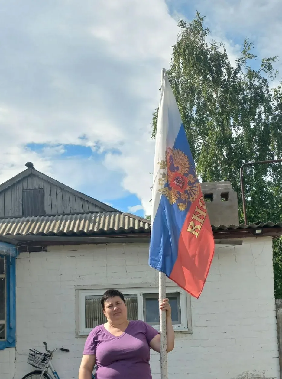 В преддверии Дня России сотрудники МБДОУ ДС N17 с. Привольное приняли участие в акции Флаги во двора