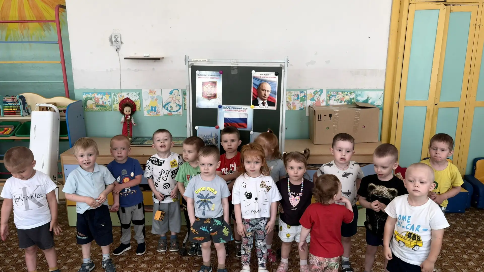 Ребята младшей группы познакомились с праздником «День России».