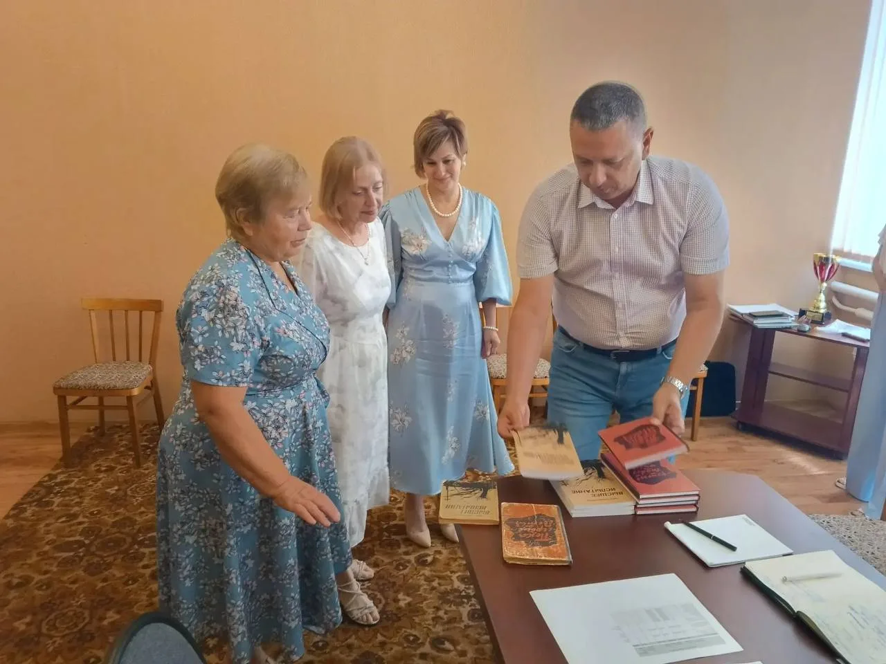 📚 В Лискинском районе библиотеке передали книги писателя-земляка.