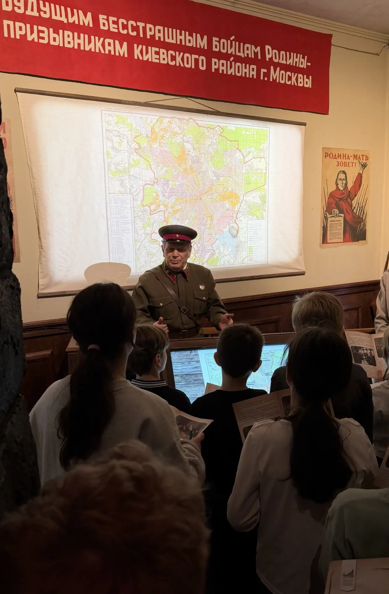 В Музее Победы 🪖  👣 Вчера ученики 3 класса «А» вместе с классным руководителем Варварой Михайловной 