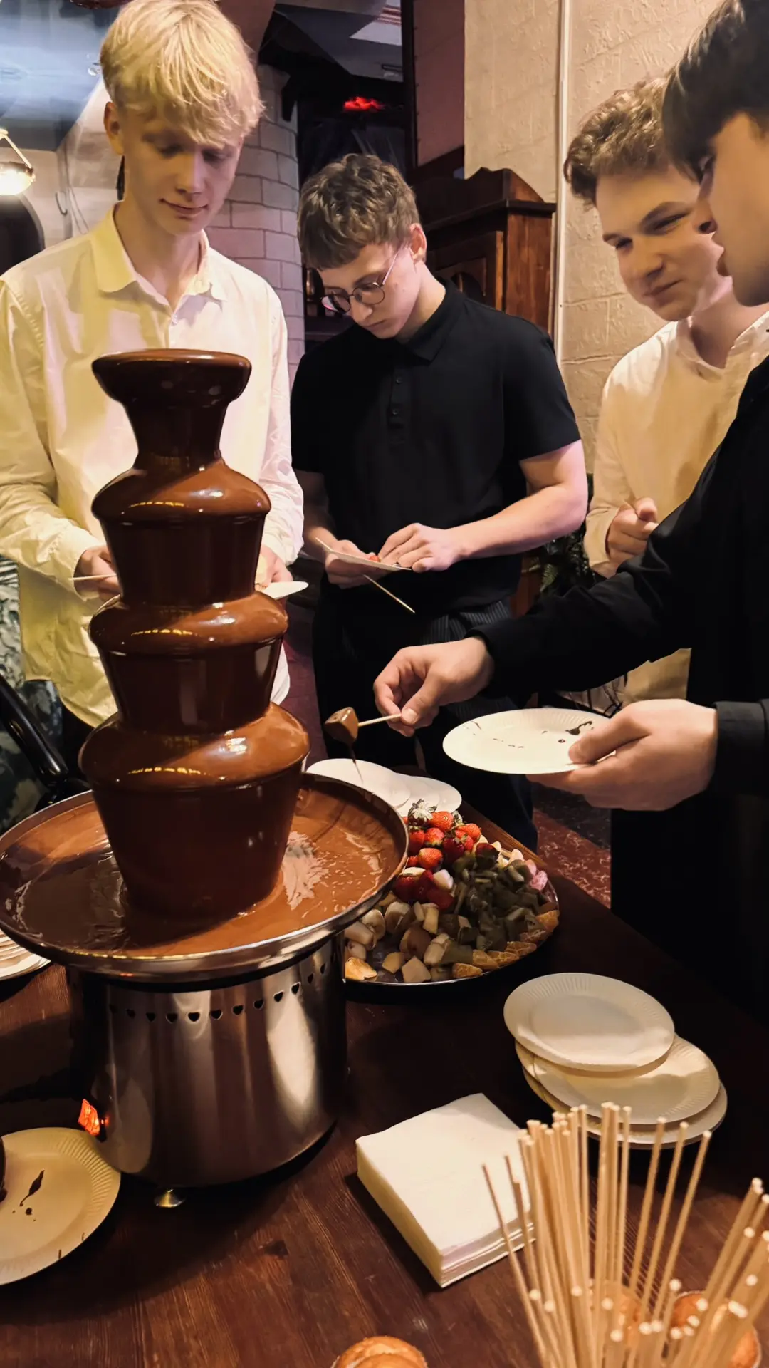 Сегодня Выпускной на 300 человек! Угощаю шоколадом и хорошим настроением😉
Перед каждым мероприятием