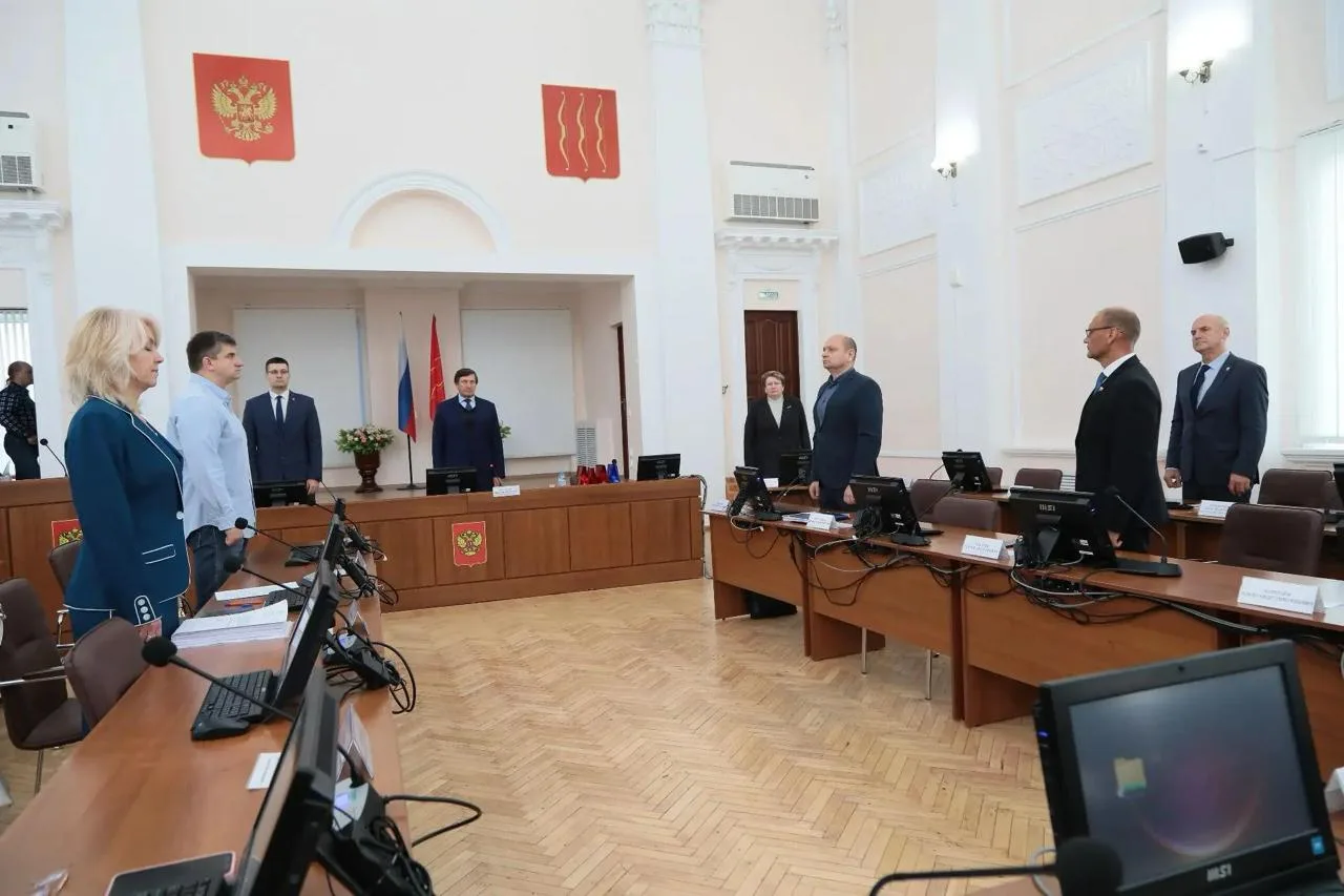 Три депутата досрочно покинули Великолукскую городскую Думу. Полномочия Дмитрия Белюков...
